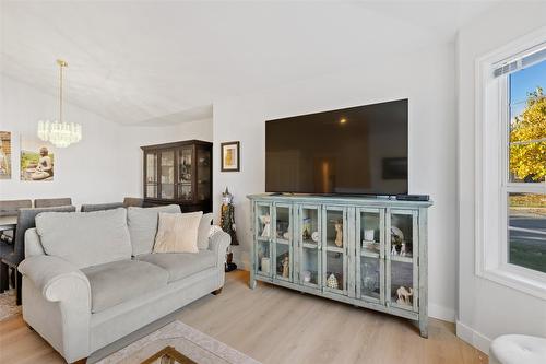 32-2250 Louie Drive, West Kelowna, BC - Indoor Photo Showing Living Room