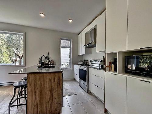 Cuisine - 12 Av. Ste-Marguerite, Saint-Sauveur, QC - Indoor Photo Showing Kitchen