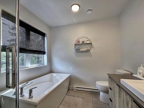 Salle de bains - 12 Av. Ste-Marguerite, Saint-Sauveur, QC - Indoor Photo Showing Bathroom