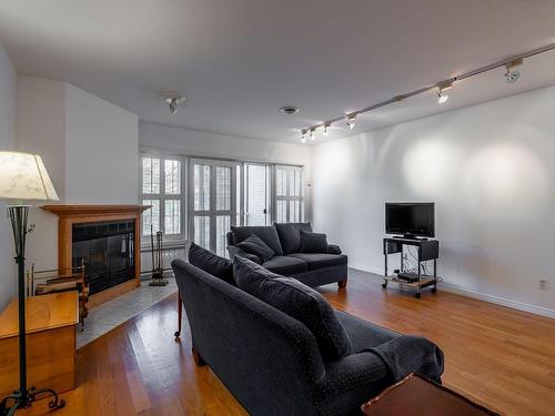 Salon - 204-33 Ch. Des Îles-Yale, Saint-Eustache, QC - Indoor Photo Showing Living Room With Fireplace