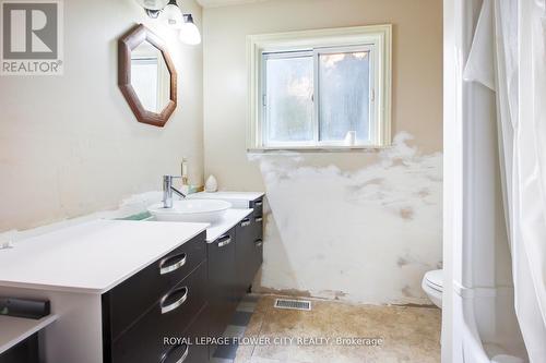 30 North Street, Barrie, ON - Indoor Photo Showing Bathroom