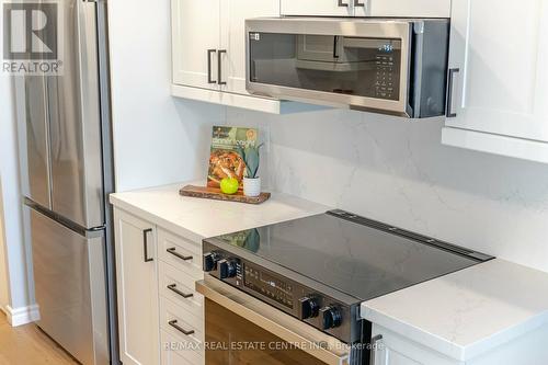 404 - 135 Hillcrest Avenue, Mississauga, ON - Indoor Photo Showing Kitchen