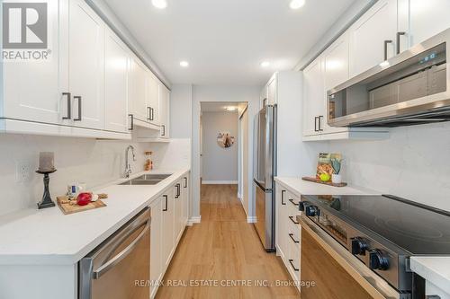 404 - 135 Hillcrest Avenue, Mississauga, ON - Indoor Photo Showing Kitchen With Double Sink With Upgraded Kitchen