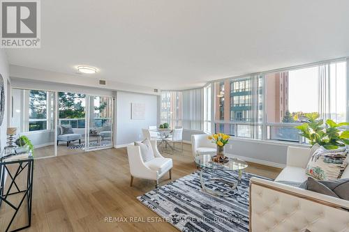 404 - 135 Hillcrest Avenue, Mississauga, ON - Indoor Photo Showing Living Room