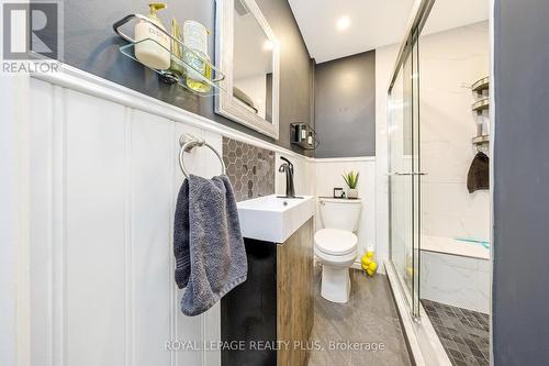 16 Case Street, Hamilton, ON - Indoor Photo Showing Bathroom