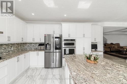 4 Dolomiti Court, Hamilton, ON - Indoor Photo Showing Kitchen With Upgraded Kitchen