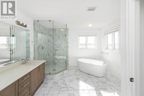 4 Dolomiti Court, Hamilton, ON - Indoor Photo Showing Bathroom