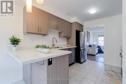 4 Metro Crescent, Brampton, ON - Indoor Photo Showing Kitchen With Stainless Steel Kitchen With Upgraded Kitchen