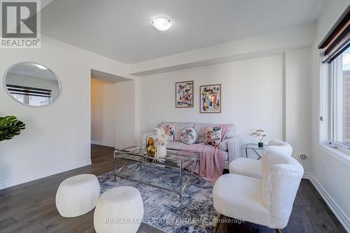 4 Metro Crescent, Brampton, ON - Indoor Photo Showing Living Room