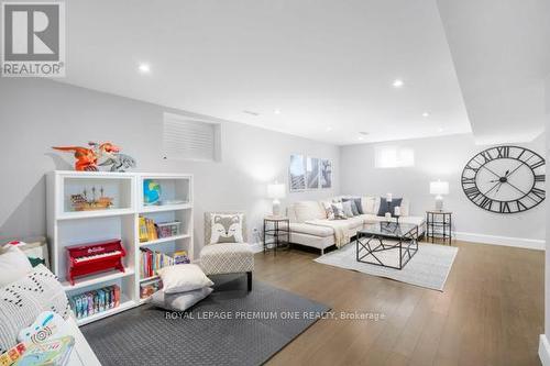 9 Faris Avenue, King, ON - Indoor Photo Showing Living Room