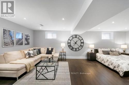 9 Faris Avenue, King, ON - Indoor Photo Showing Living Room