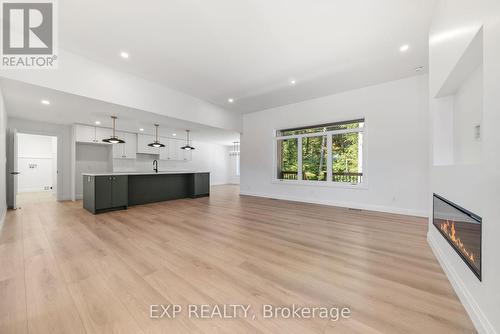 131 Michael'S Way, Quinte West, ON - Indoor Photo Showing Living Room