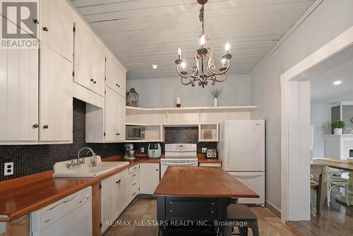 112 Echo Bay Road, Kawartha Lakes (Bobcaygeon), ON - Indoor Photo Showing Kitchen