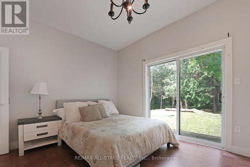 112 Echo Bay Road, Kawartha Lakes (Bobcaygeon), ON - Indoor Photo Showing Bedroom