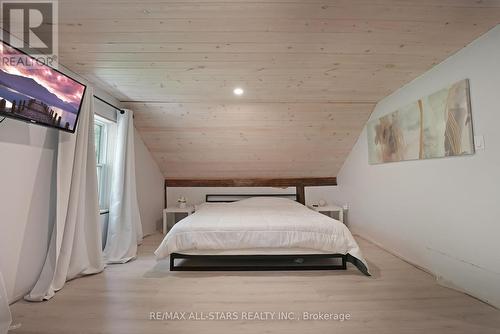 112 Echo Bay Road, Kawartha Lakes (Bobcaygeon), ON - Indoor Photo Showing Bedroom