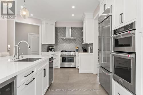 5339 Jameson Crescent, Burlington, ON - Indoor Photo Showing Kitchen With Upgraded Kitchen