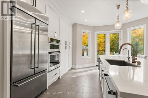 5339 Jameson Crescent, Burlington, ON - Indoor Photo Showing Kitchen With Upgraded Kitchen