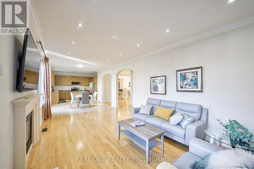 29 Seiffer Crescent, Richmond Hill, ON - Indoor Photo Showing Living Room