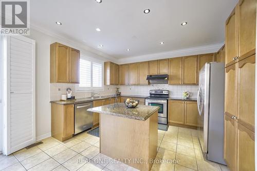 29 Seiffer Crescent, Richmond Hill, ON - Indoor Photo Showing Kitchen With Double Sink