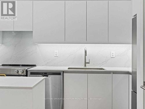 215 - 601 Kingston Road, Toronto, ON - Indoor Photo Showing Kitchen