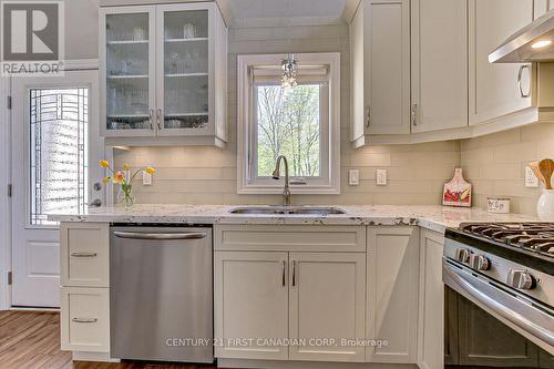 142 Old Field Lane, Central Elgin (Port Stanley), ON - Indoor Photo Showing Kitchen With Double Sink