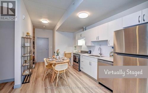 B05 - 269 Sunview Street, Waterloo, ON - Indoor Photo Showing Kitchen With Double Sink