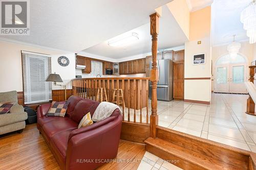 7 Osgoode Court, Hamilton, ON - Indoor Photo Showing Living Room