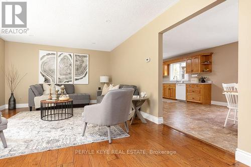 80 Stephenson Road 7 E, Huntsville, ON - Indoor Photo Showing Living Room