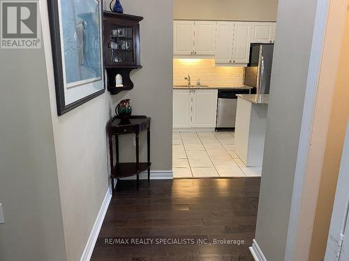 302 - 810 Scollard Court, Mississauga, ON - Indoor Photo Showing Kitchen