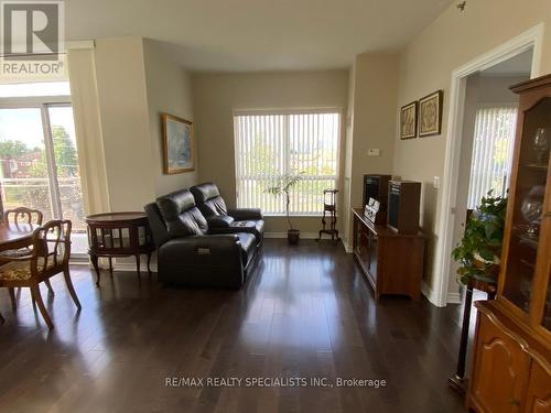 302 - 810 Scollard Court, Mississauga, ON - Indoor Photo Showing Living Room