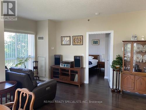 302 - 810 Scollard Court, Mississauga, ON - Indoor Photo Showing Living Room