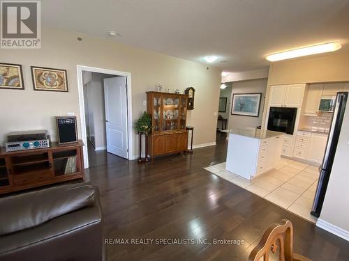 302 - 810 Scollard Court, Mississauga, ON - Indoor Photo Showing Living Room