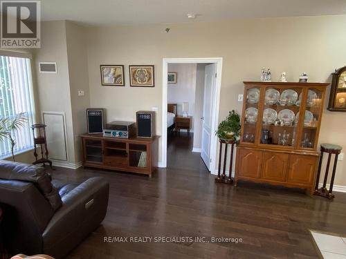 302 - 810 Scollard Court, Mississauga, ON - Indoor Photo Showing Living Room