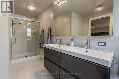 2091 Canterbury Drive, Burlington, ON - Indoor Photo Showing Bathroom