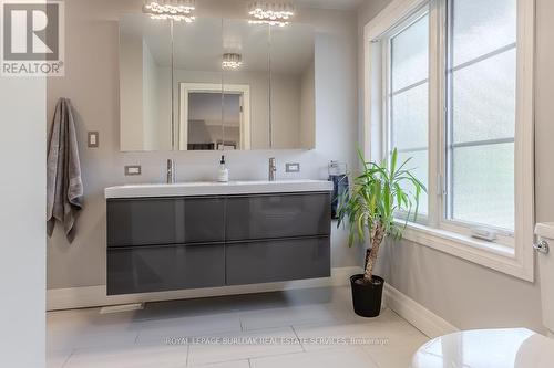 2091 Canterbury Drive, Burlington, ON - Indoor Photo Showing Bathroom