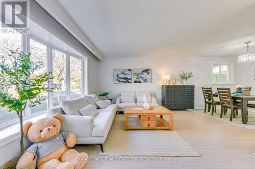 743 Mullin Way, Burlington, ON - Indoor Photo Showing Living Room