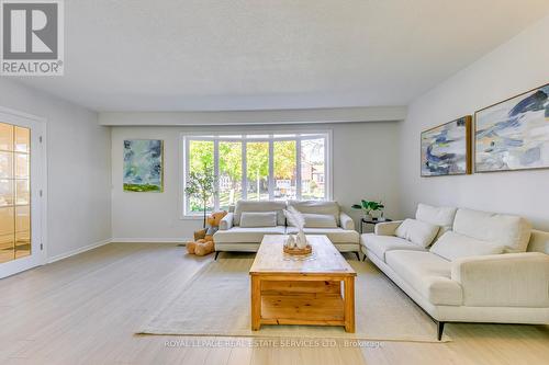 743 Mullin Way, Burlington, ON - Indoor Photo Showing Living Room