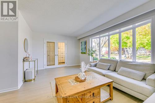 743 Mullin Way, Burlington, ON - Indoor Photo Showing Living Room