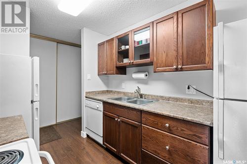 313 3308 33Rd Street W, Saskatoon, SK - Indoor Photo Showing Kitchen With Double Sink