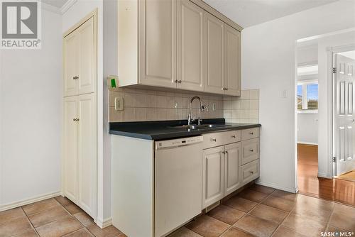 51 Salemka Crescent, Regina, SK - Indoor Photo Showing Kitchen