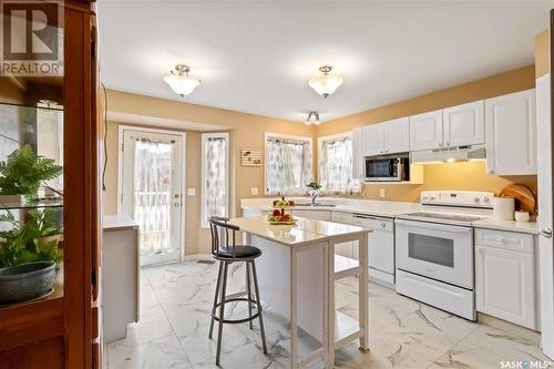 826 Budz Crescent, Saskatoon, SK - Indoor Photo Showing Kitchen