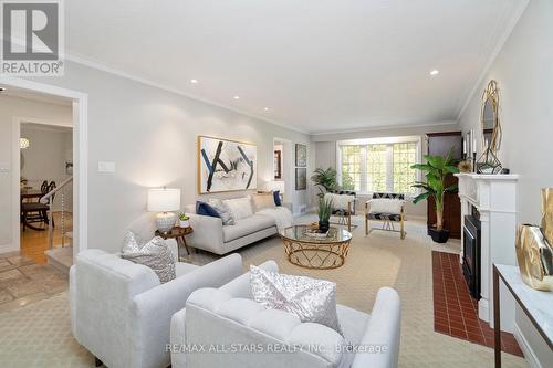 18 Squire Bakers Lane, Markham, ON - Indoor Photo Showing Living Room