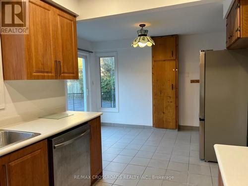 32 Buchanan Drive, Markham, ON - Indoor Photo Showing Kitchen