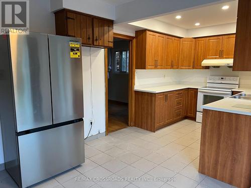 32 Buchanan Drive, Markham, ON - Indoor Photo Showing Kitchen