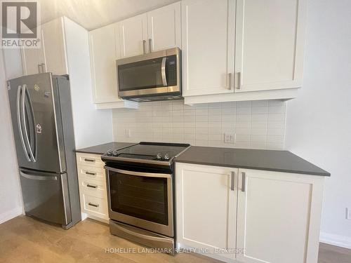 Th60 - 1060 Portage Parkway, Vaughan, ON - Indoor Photo Showing Kitchen