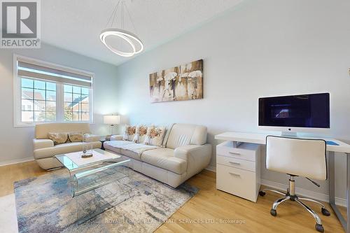 6962 Elliott Parliament Street, Mississauga, ON - Indoor Photo Showing Living Room