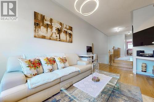 6962 Elliott Parliament Street, Mississauga, ON - Indoor Photo Showing Living Room