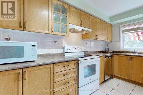 6962 Elliott Parliament Street, Mississauga, ON - Indoor Photo Showing Kitchen