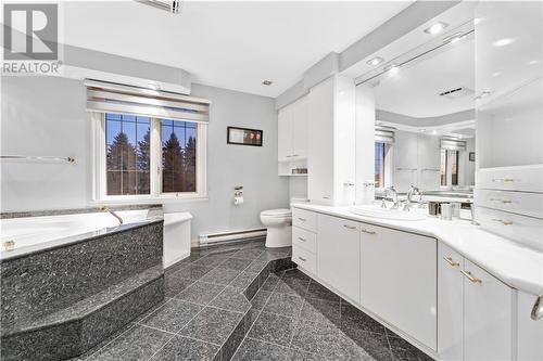 6742 Gilmore Hill Road, Cornwall, ON - Indoor Photo Showing Bathroom