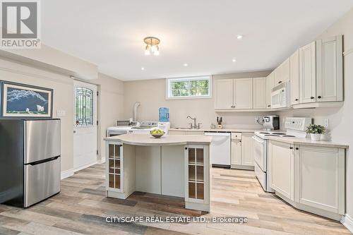 32 Wildwood Mews, Halton Hills, ON - Indoor Photo Showing Kitchen